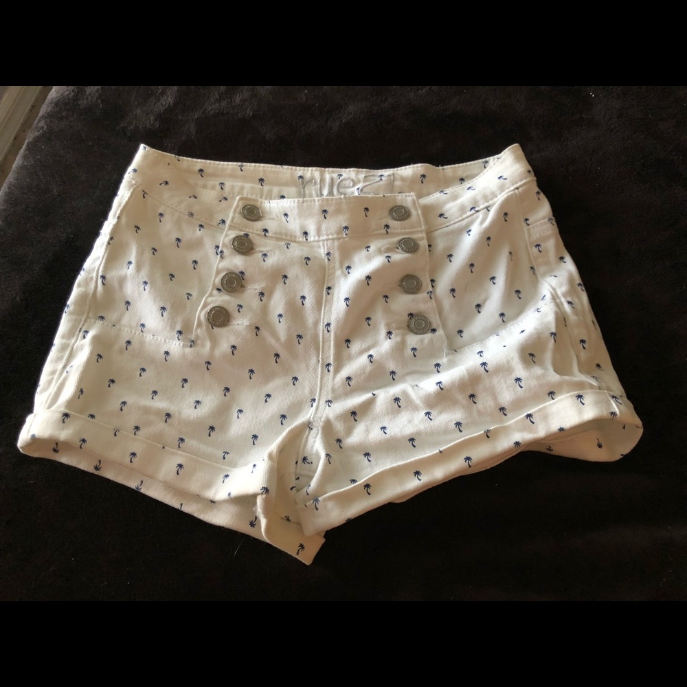 RUE 21 Size 3/4 Palm Tree Print white shorts
